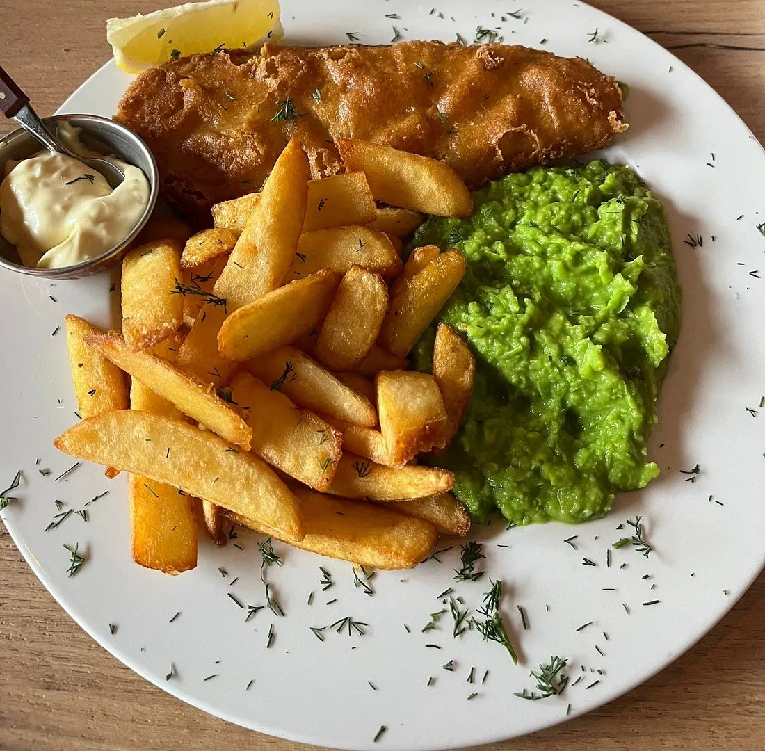 Fish and chips med ertepuré og tartarsaus