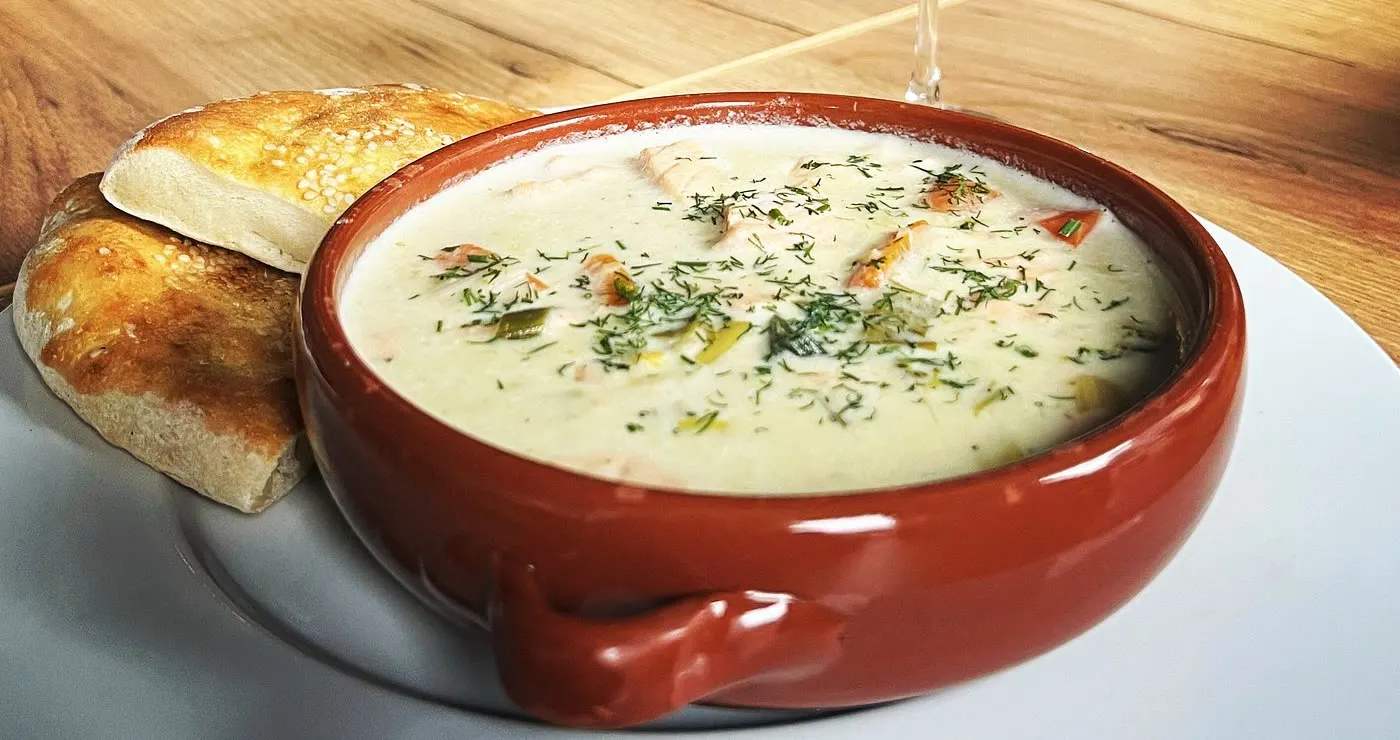 Fiskesuppe med hjemmebakt brød