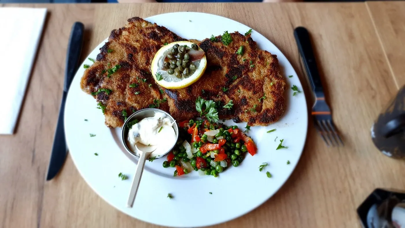 Husets kalvesnitzel med sitron, kapers og remulade