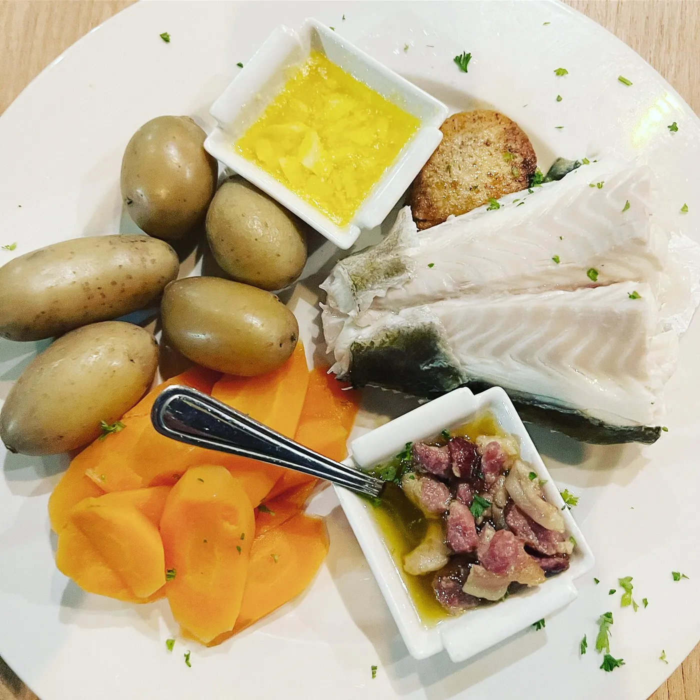 Dagens fisk: kokt torsk med poteter, gulrøtter, smør og baconfett