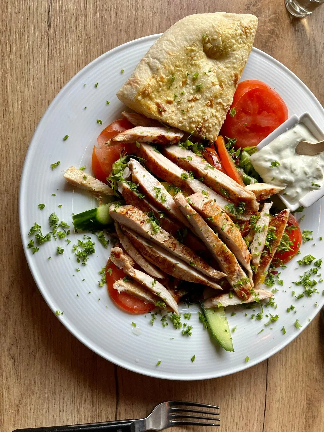 Husets kyllingsalat med tomat, agurk og hjemmebakt brød