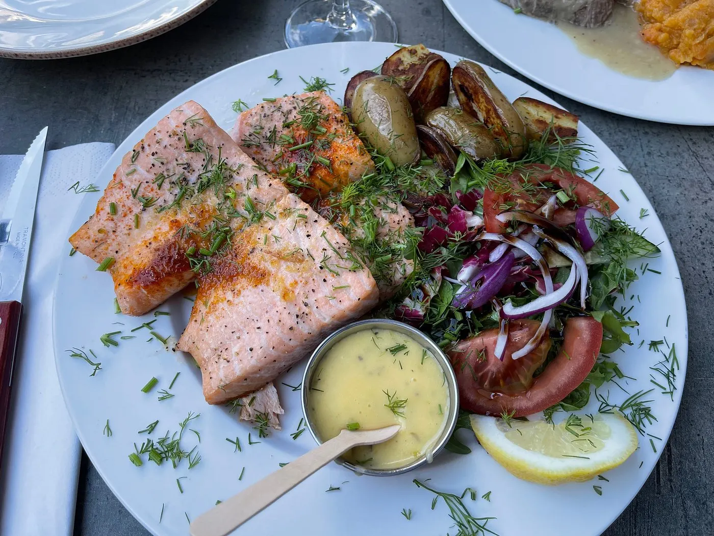 Stekt laks med dillsmør og frisk salat