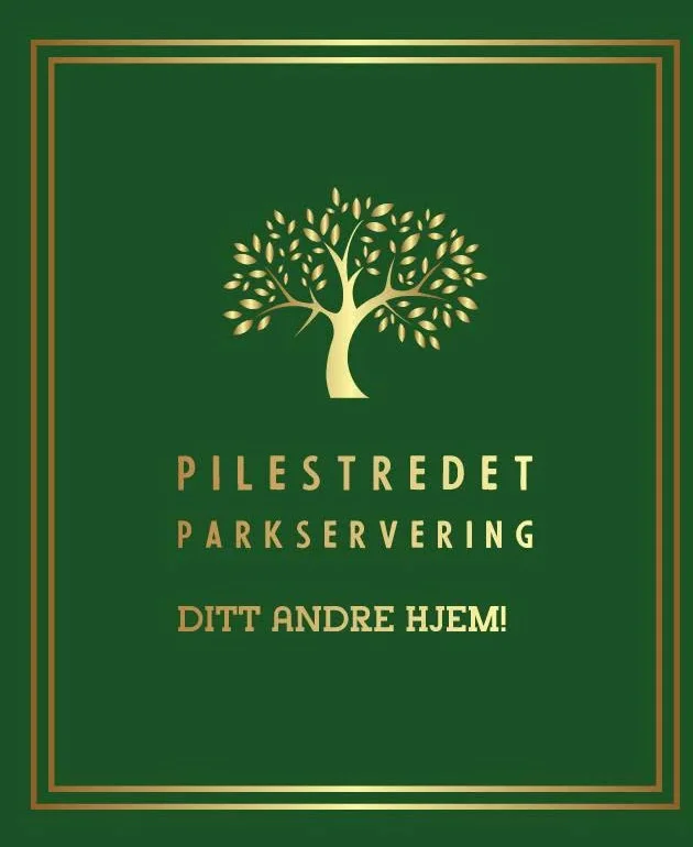 Logoen til Pilestredet Parkservering: et gulltre på grønn bunn med slagordet Ditt andre hjem