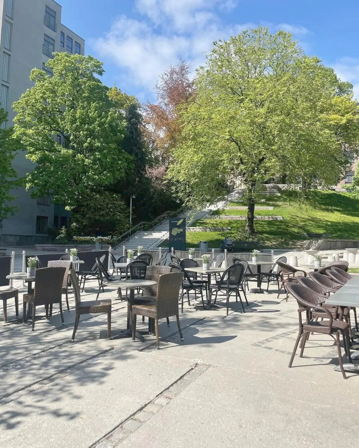 Uteserveringen i Pilestredet Park en solskinnsdag